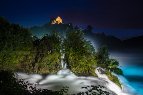 Waterval bij nacht