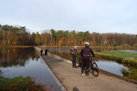 Door water fietsen en wandelen 
