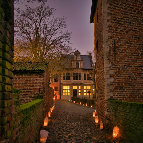 Groot Begijnhof te Leuven bij kaarslicht