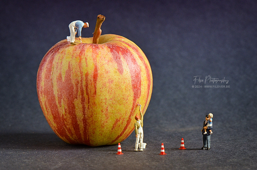 MINI - rode appel - "Kijk, zo krijgen appels hun rode kleur..." - foto door filipo op 24-06-2024 - deze foto bevat: humor, figurines, fruit, zomer, kleur, tabletop, binnenshuis, schilderen, rood, nikon corporation, nikon d5100, iso 1250, diafragma ƒ/13, sluitertijd 1/30s, brandpuntafstand 85mm, plant, voedsel, fruit, natuurlijke voedingsmiddelen, kunst, creatieve kunsten, hout, gas, lettertype, deur