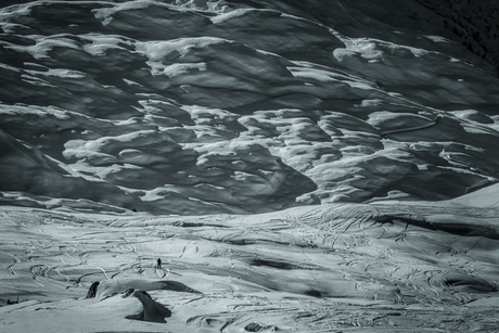 Skier op de flanken van de Brevent