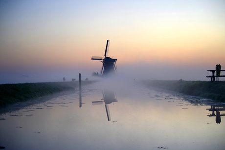 Molen bij zonsopkomst
