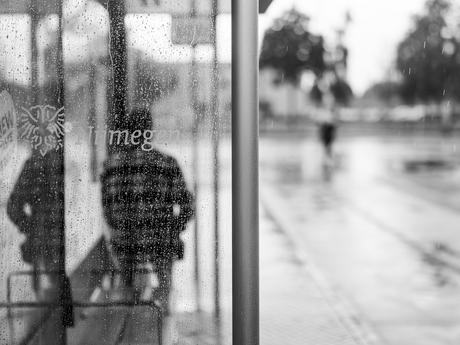 Regen op het busstation