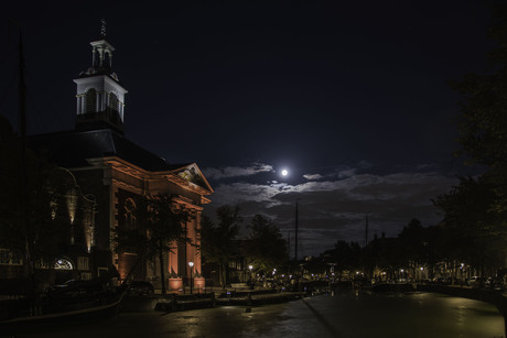 Havenkerk in maanlicht.
