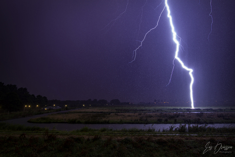 Blikseminslag in het weiland