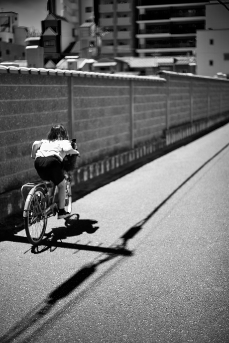 Meisje op fiets, Osaka, Japan.