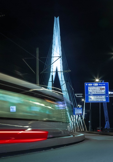 Tram door Erasmusbrug 