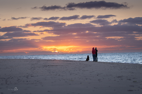 Romantische avondwandeling aan het strand