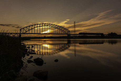 Zonsondergang Spoorbrug Neder Rijn bij Arnhem