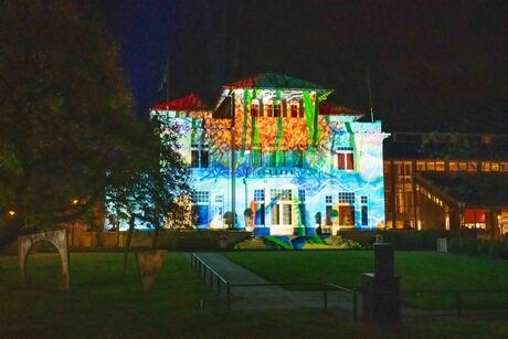 Glow 2022_X - Projectie op Villa Dommelzicht