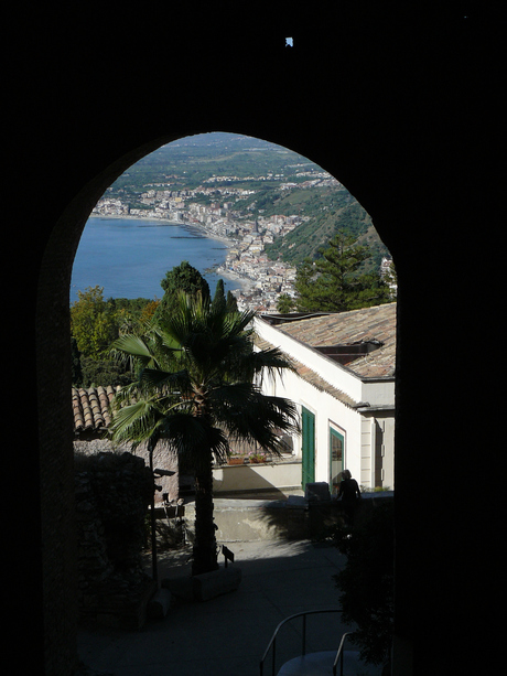 UITZICHT VANUIT TAORMINA