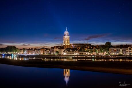 Lichtende nachtwolken boven de skyline van Deventer 