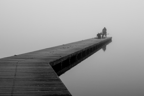 eenzame visser in de mist