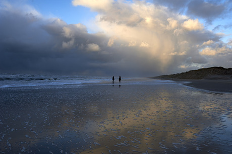 Ruiters op het strand