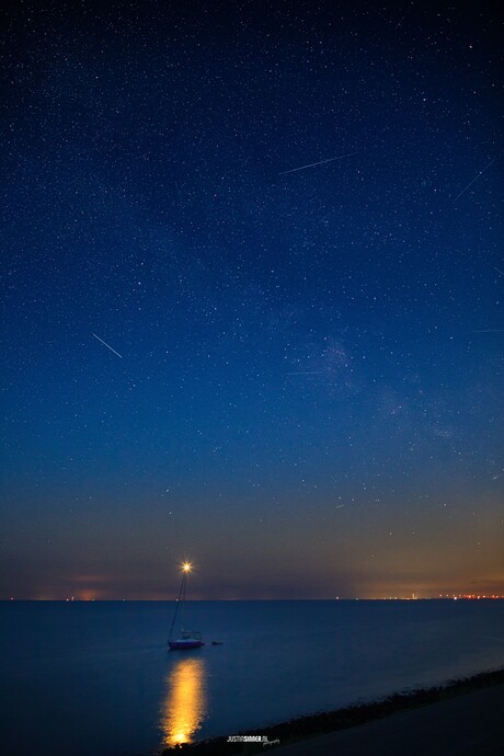 Voor anker on der een schitterende sterrenhemel.