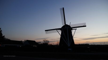 Molen van Zwartenberg in de avond