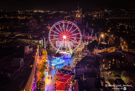 De kermis hult de stad in een schitterend palet van fantastische kleuren, die de straten tot leven brengen.