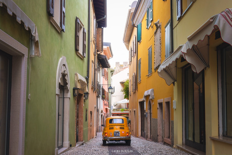 Oranje Fiat 500 in de straatjes van Malcesine 