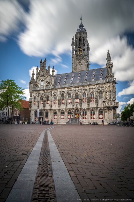 Langesluitertijd foto van het plein van Middelburg en het oude stadshuis