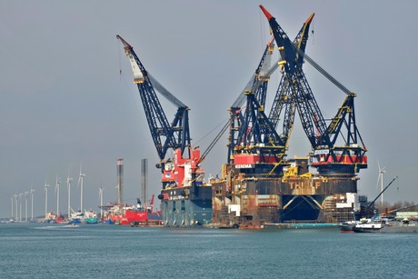 De Thialf en de Sleipnir (Heerema)