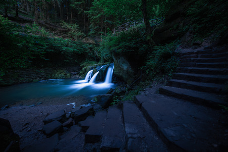 De schiessentümpel waterval in de nacht