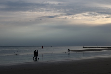 Zonsondergang door de wolken 