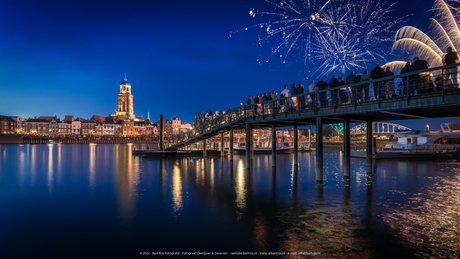 Vuurwerk boven Deventer en de IJssel met Lebuinustoren op de achtergrond