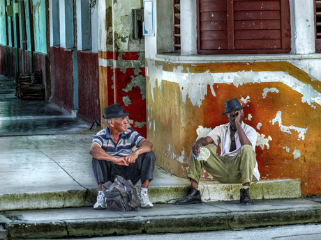 Straatfoto van twee oudere mannen.