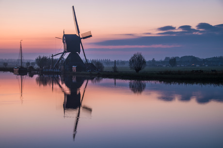 Wipmolen in het eerste daglicht 