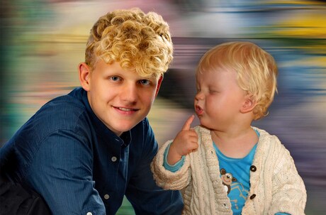 2 in een, dubbelportret van onze kleinzoon