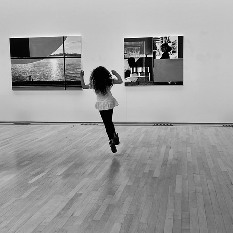 Dansend meisje in museum