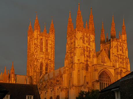 Canterbury Cathedral in de avondzon - foto Jan Korebrits