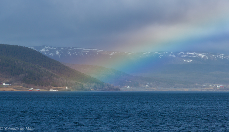 Regenboog op de Noorse fjorden