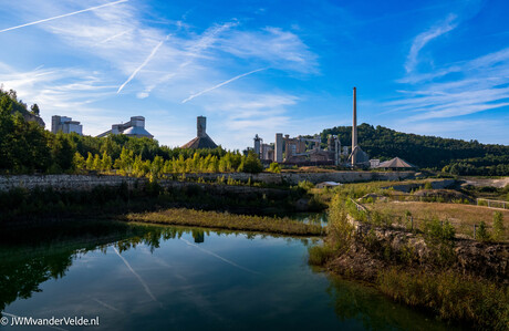 Blik op de ENCI Fabriek en de groeve
