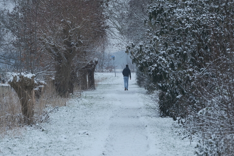 wandelaar in de sneeuw