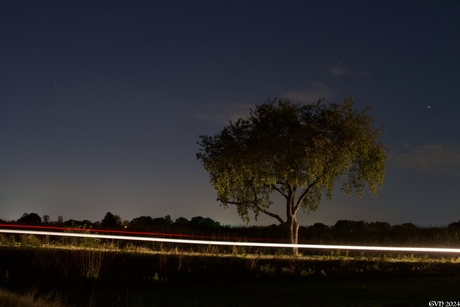 Passerende auto bij maanlicht