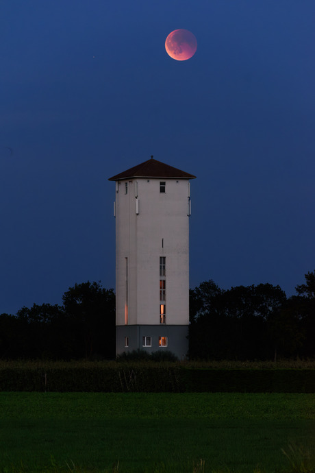 Bloedmaan boven de watertoren in Werkhoven