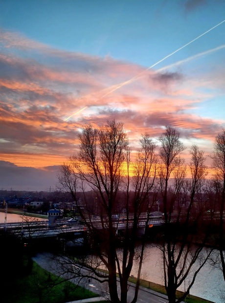 Achter de Wolken Schijnt  de Zon.