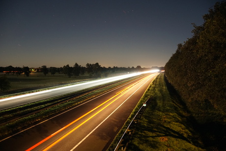 Lichtsporen op de snelweg
