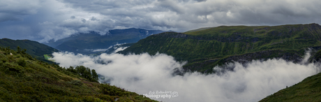 Laaghangende wolken in de bergen