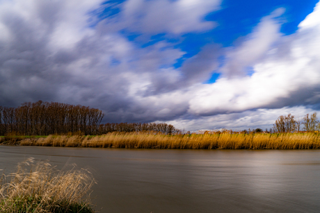 Dreigende wolken over de Schelde 