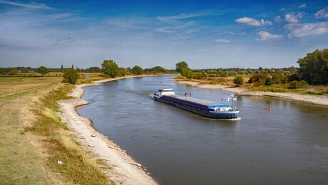 De IJssel met laag water.