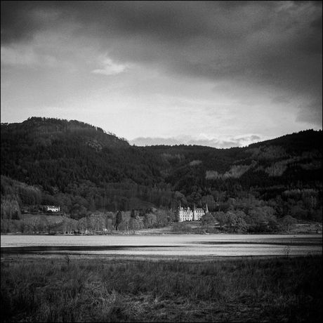 Kasteel aan meer Schotland