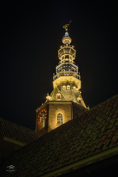 Toren steekt boven de daken uit