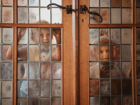 Twee bruidskindjes vol nieuwsgierigheid