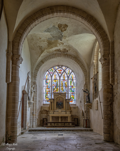 Oude abdij ruïne en kerkje