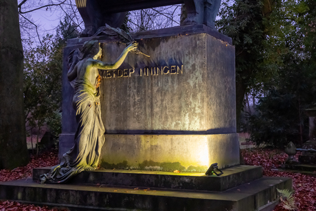 Licht op een kerkhof