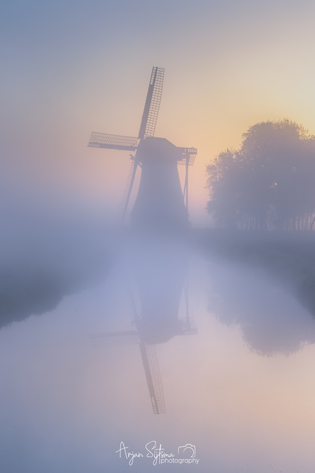 De molen gehuld in een slinger van mist 