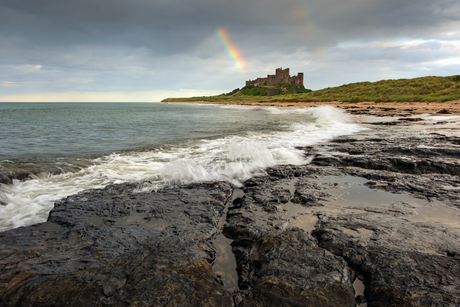 Regenboog boven Bamburgh Castle