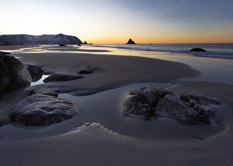 Bleik strand na zonsondergang